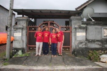 equipe devant nouveau bureau